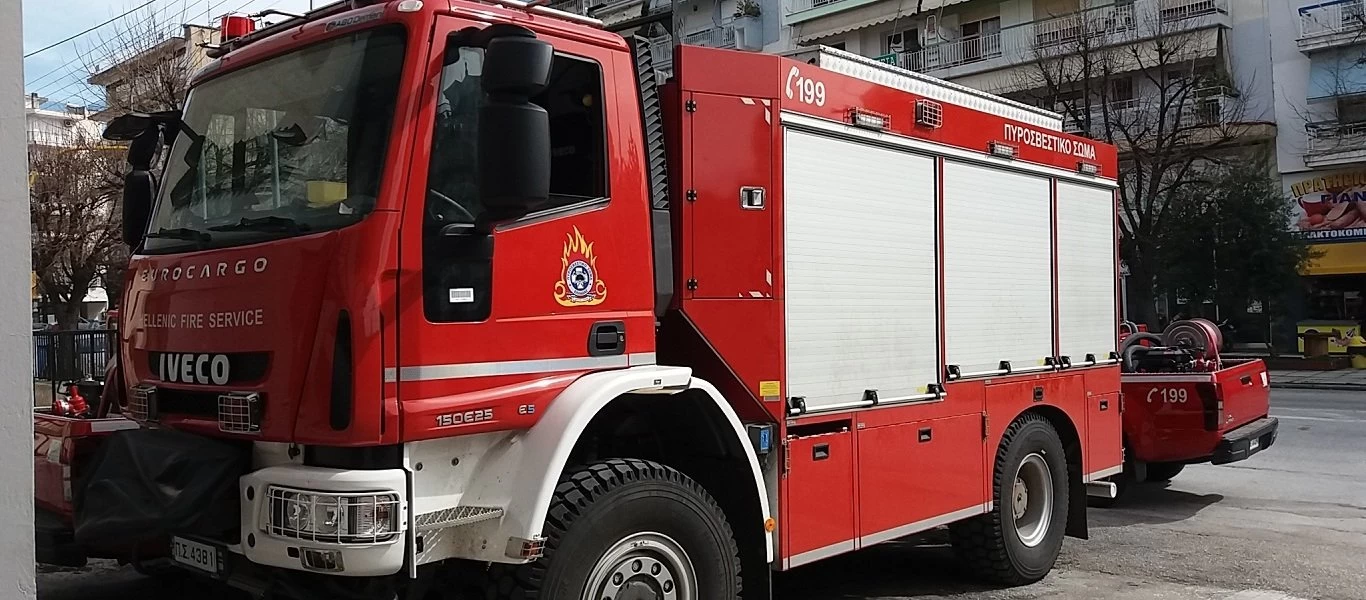 Εύχεται και ενημερώνει το Πυροσβεστικό Σώμα (φώτο)
